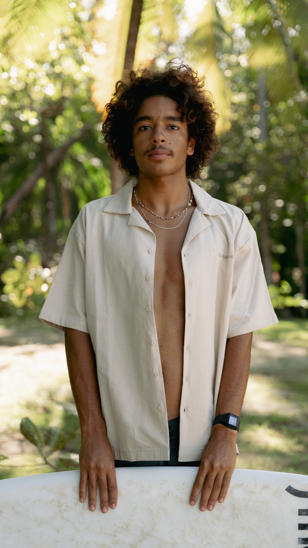 Retrato de El&iacute;as con camisa crudo de Underwave, Costa Rica