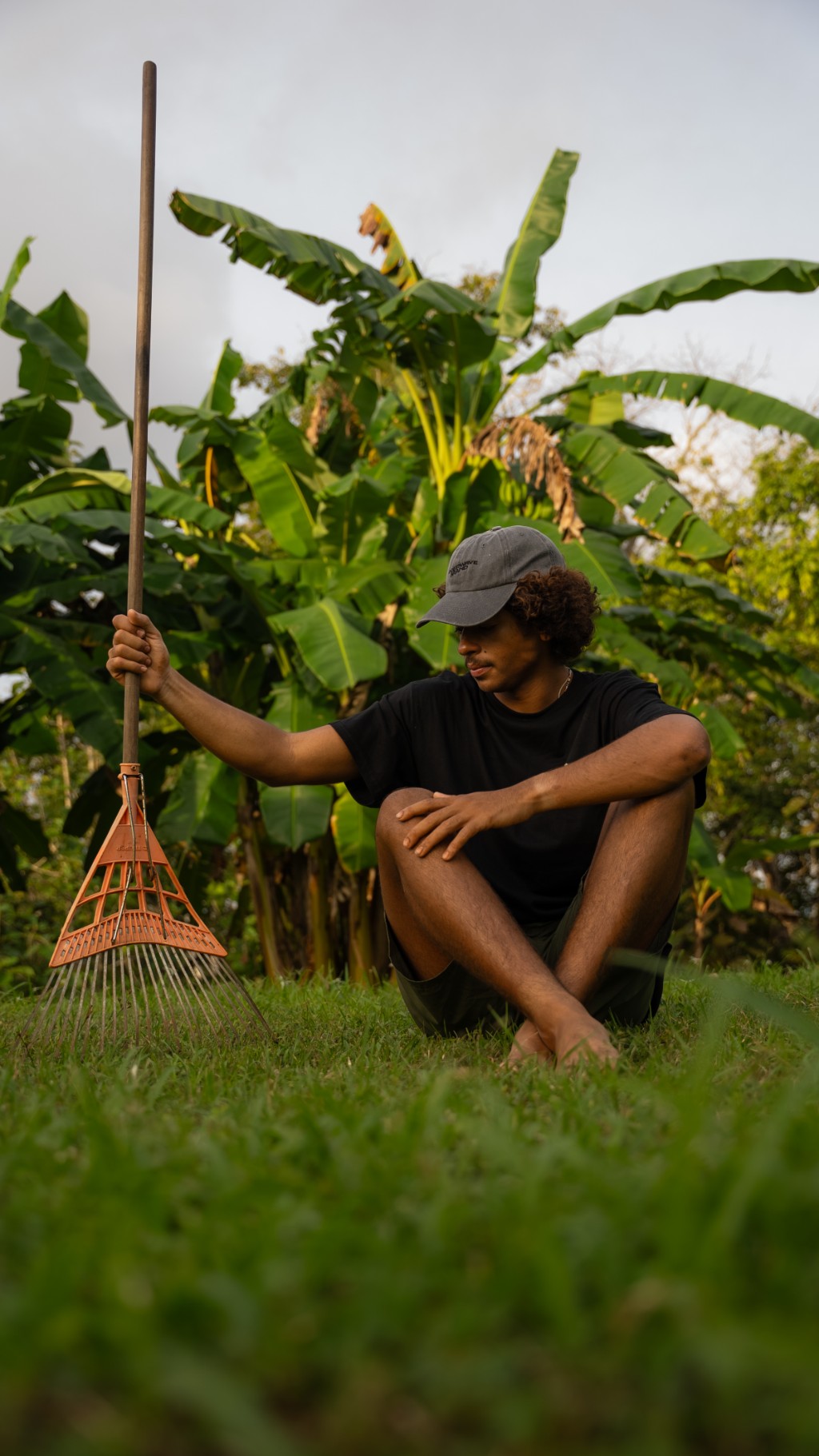 El&iacute;as con un rastrillo entre las plataneras de su granja en Costa Rica