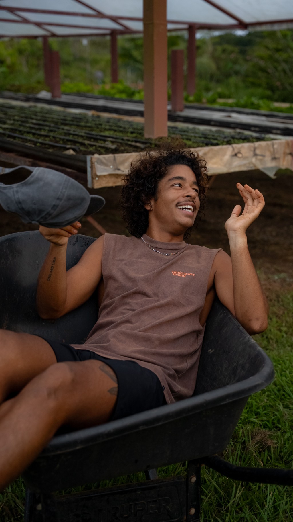 El&iacute;as riendo en una carretilla, vistiendo musculosa de Underwave