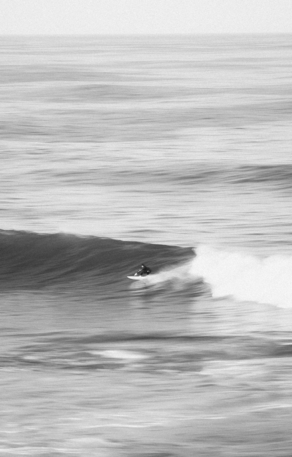 Surfista tomando una ola en La Pedrera, foto en blanco y negro