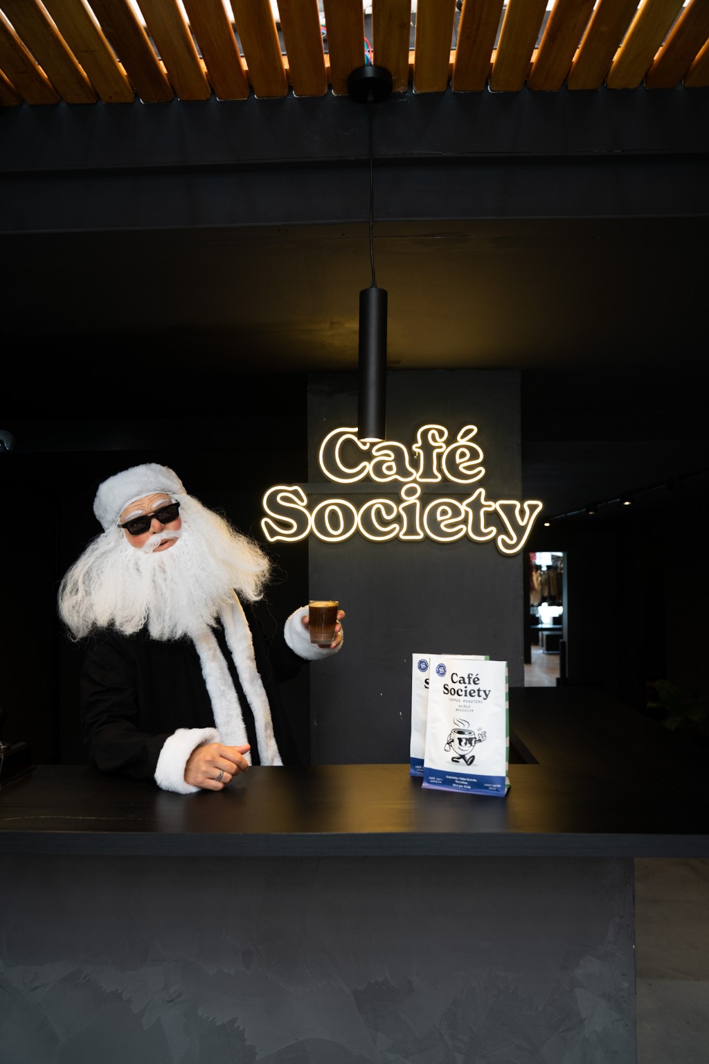 Pap&aacute; Noel de Underwave con un caf&eacute; en la barra de Caf&eacute; Society