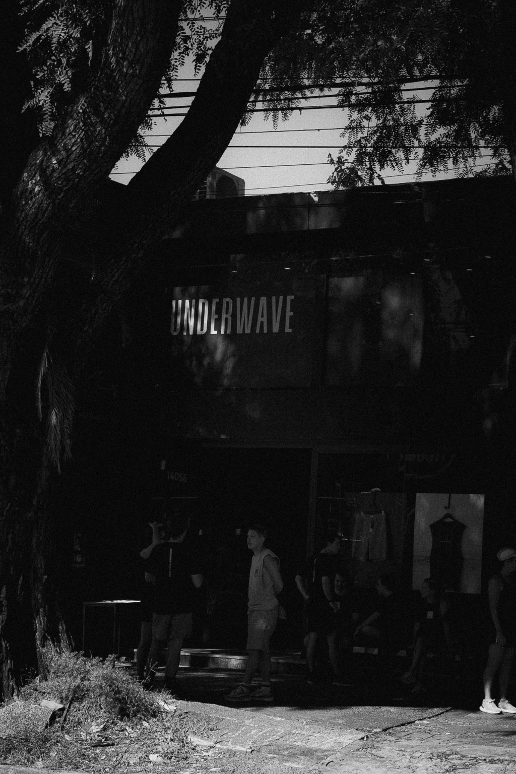 Fachada del local de Underwave en Mart&iacute;nez, foto en blanco y negro