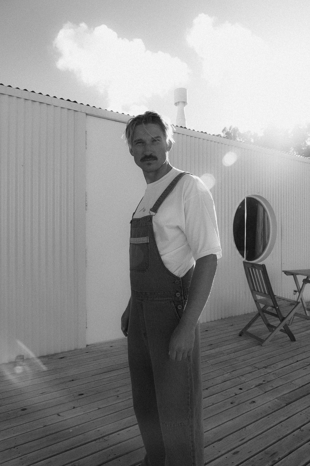 Chico con jardinero de jean de Underwave, foto en blanco y negro