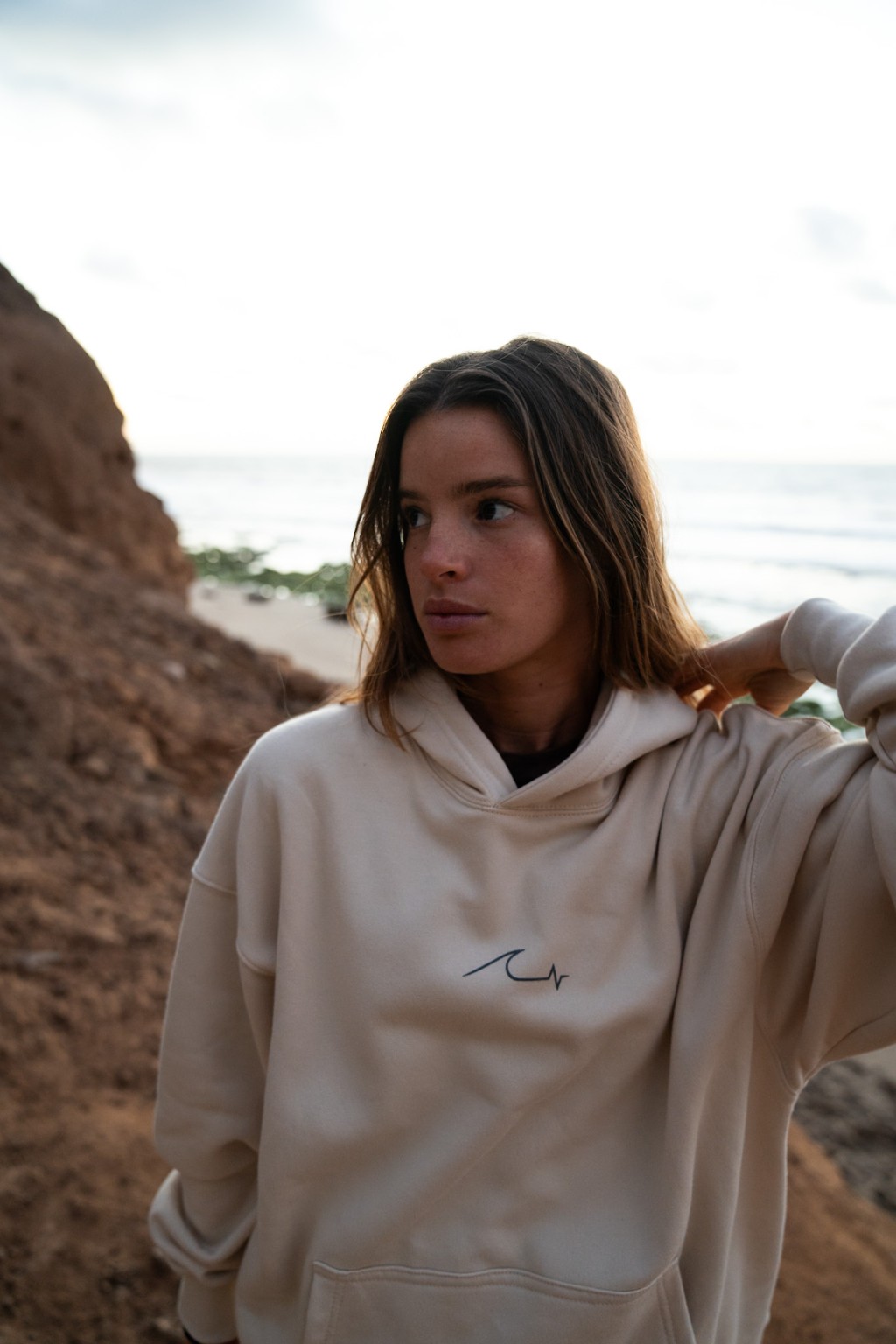 Chica con buzo de Underwave en la playa