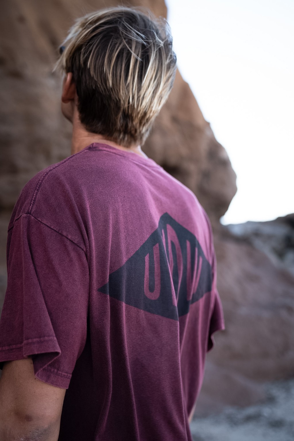 Estampa en la espalda de una remera de Underwave