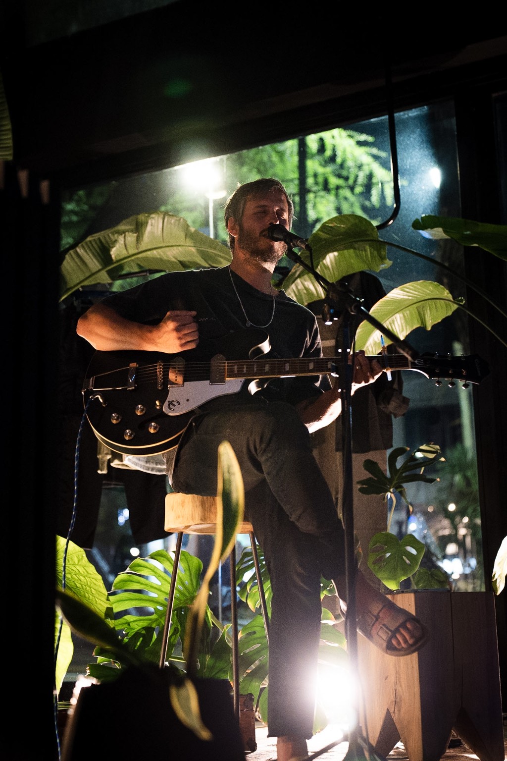 Manu Pozzi tocando la guitarra en vivo