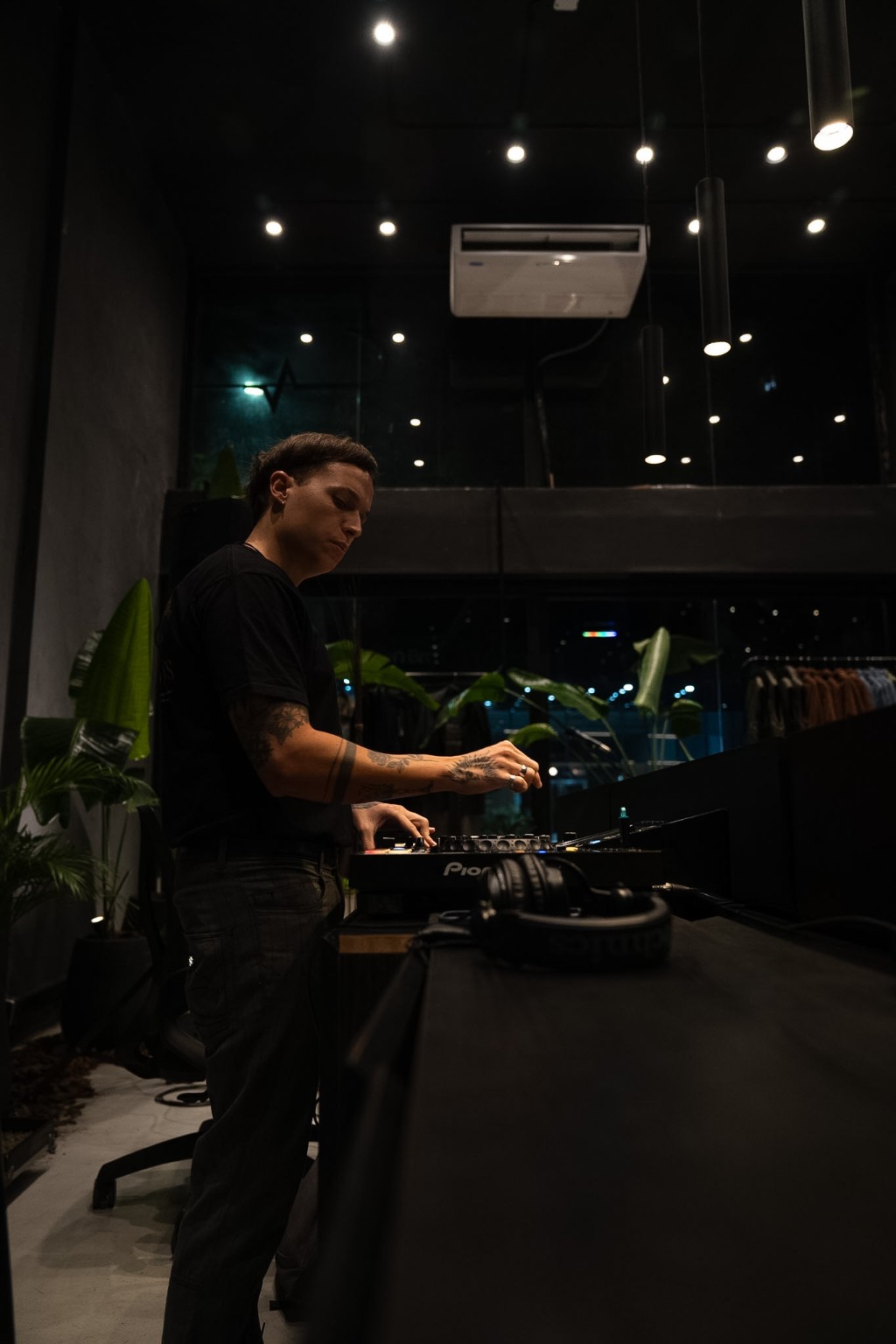 DJ en la consola durante el evento