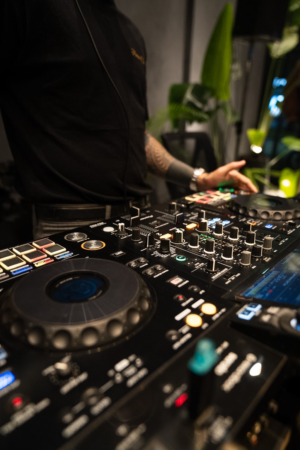 Consola de DJ en el evento Underwave x Ottway