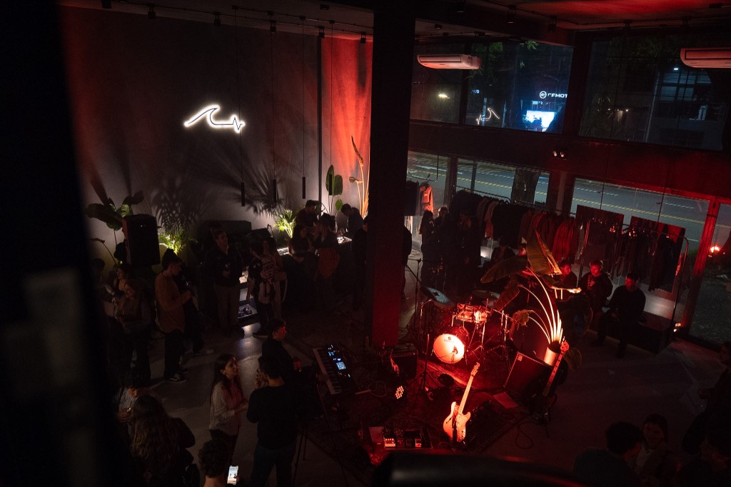 Los 120 invitados socializando durante el evento