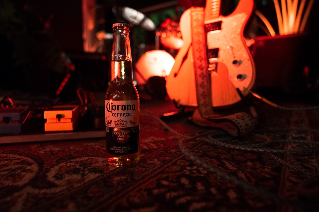 Corona junto a la batería en el clima rojo del evento