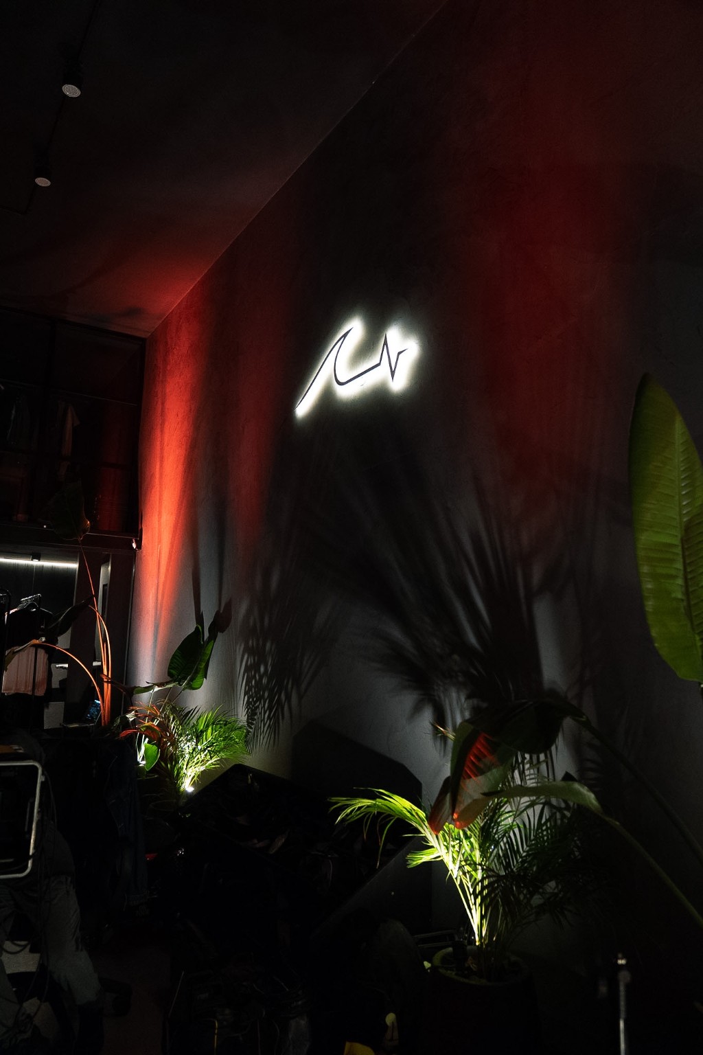 Cartel con el logo de Underwave en el garden decorado