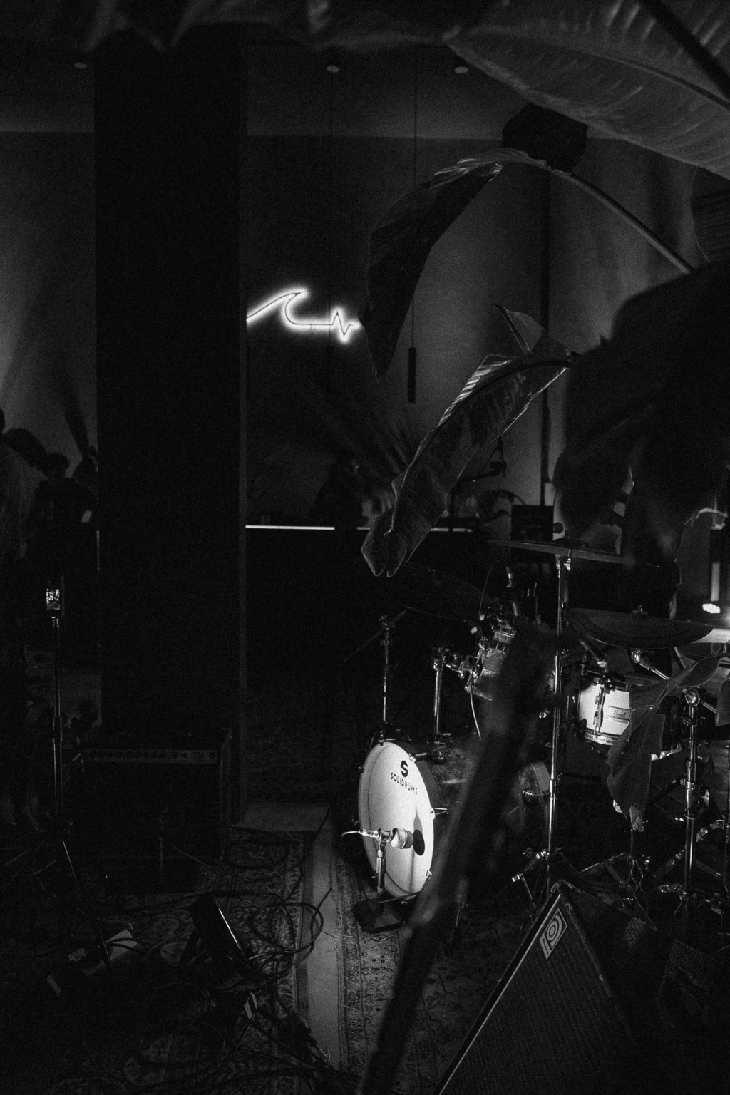 Logo de Underwave en el evento, foto en blanco y negro