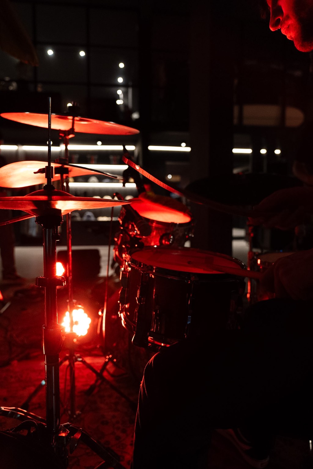 Batería de la banda de jazz en el evento de Underwave