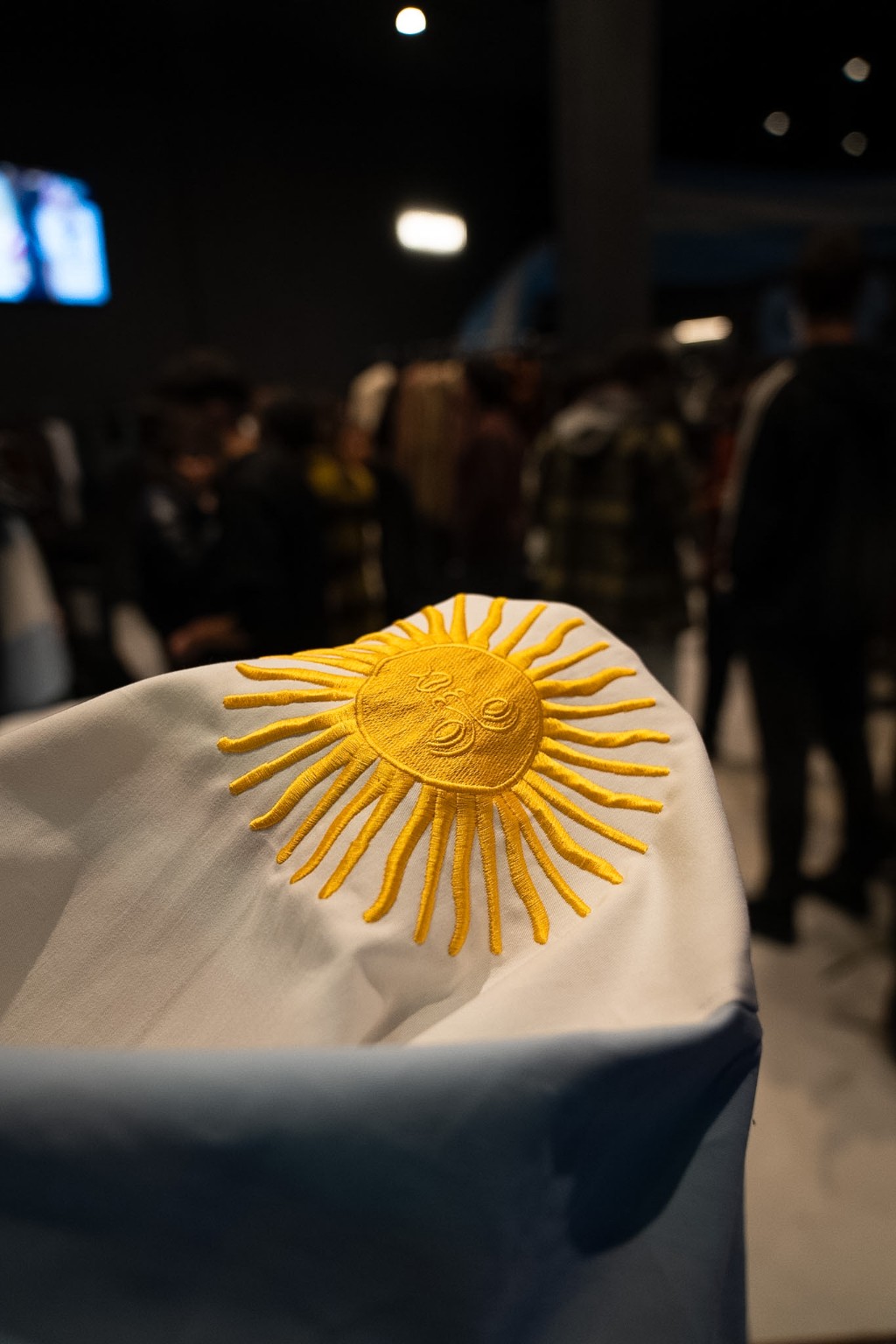 Local de Underwave decorado con banderas argentinas para el Mundial