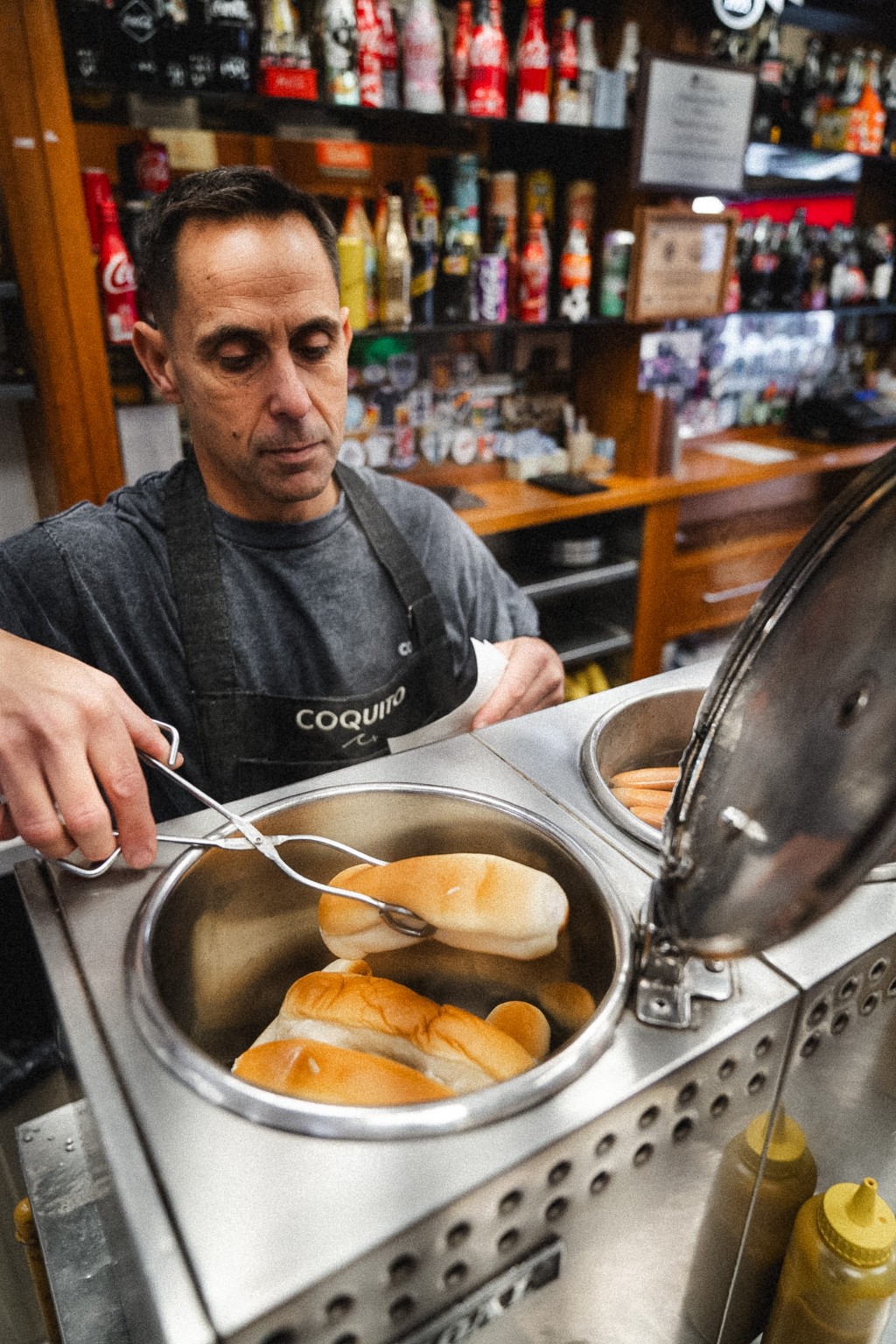 El encargado de Coquito haciendo panchos