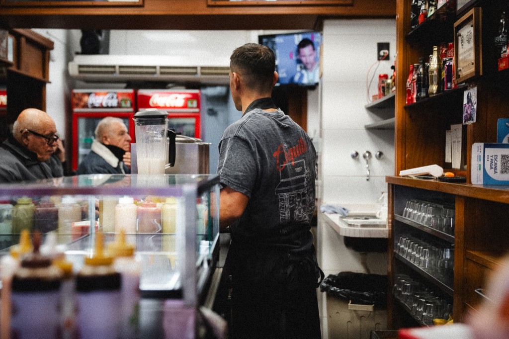 El equipo de Coquito laburando en el local