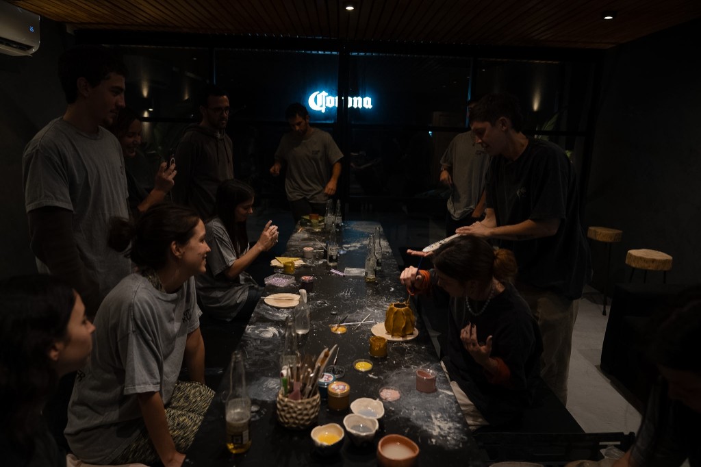 El equipo de Underwave alrededor de la mesa de trabajo
