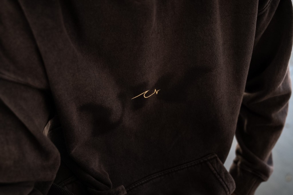 Detalle del logo en el hoodie Plywood