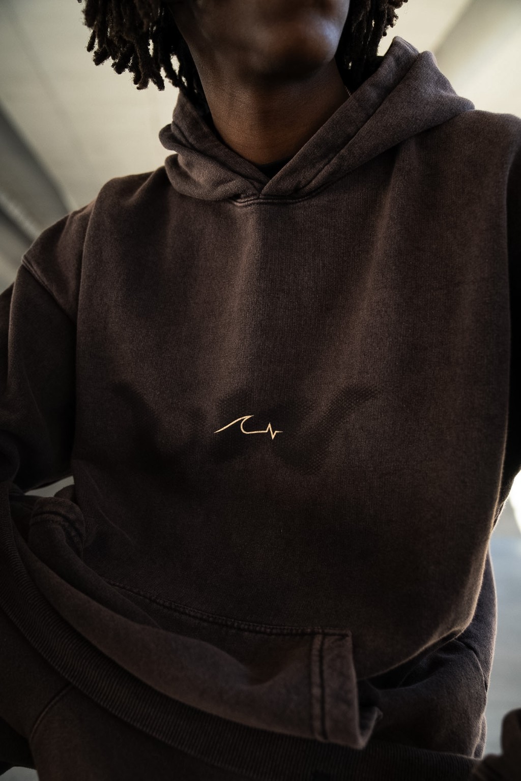 Hoodie Gravel en blanco y negro