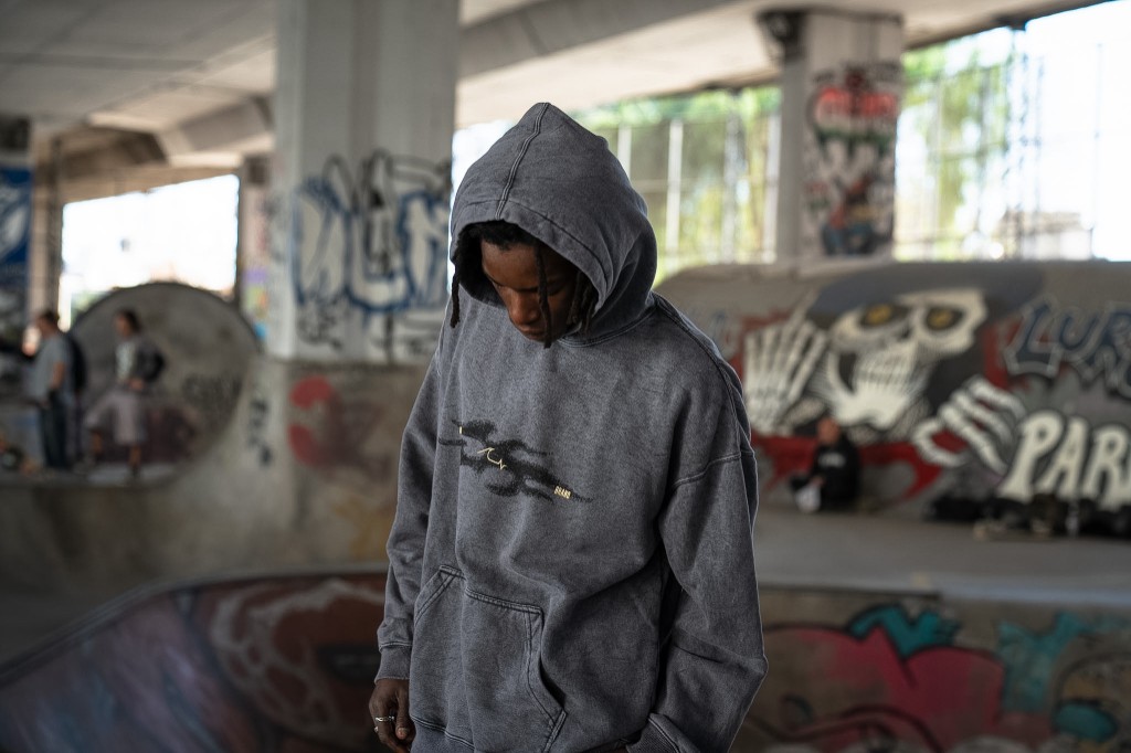 Hoodie Gravel con la capucha puesta