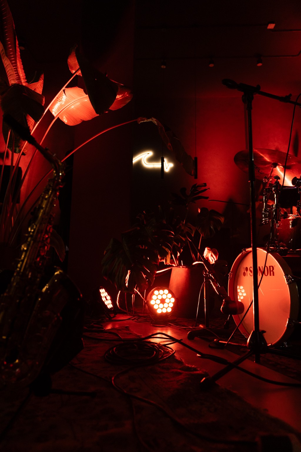 El escenario montado en el local, con luces rojas