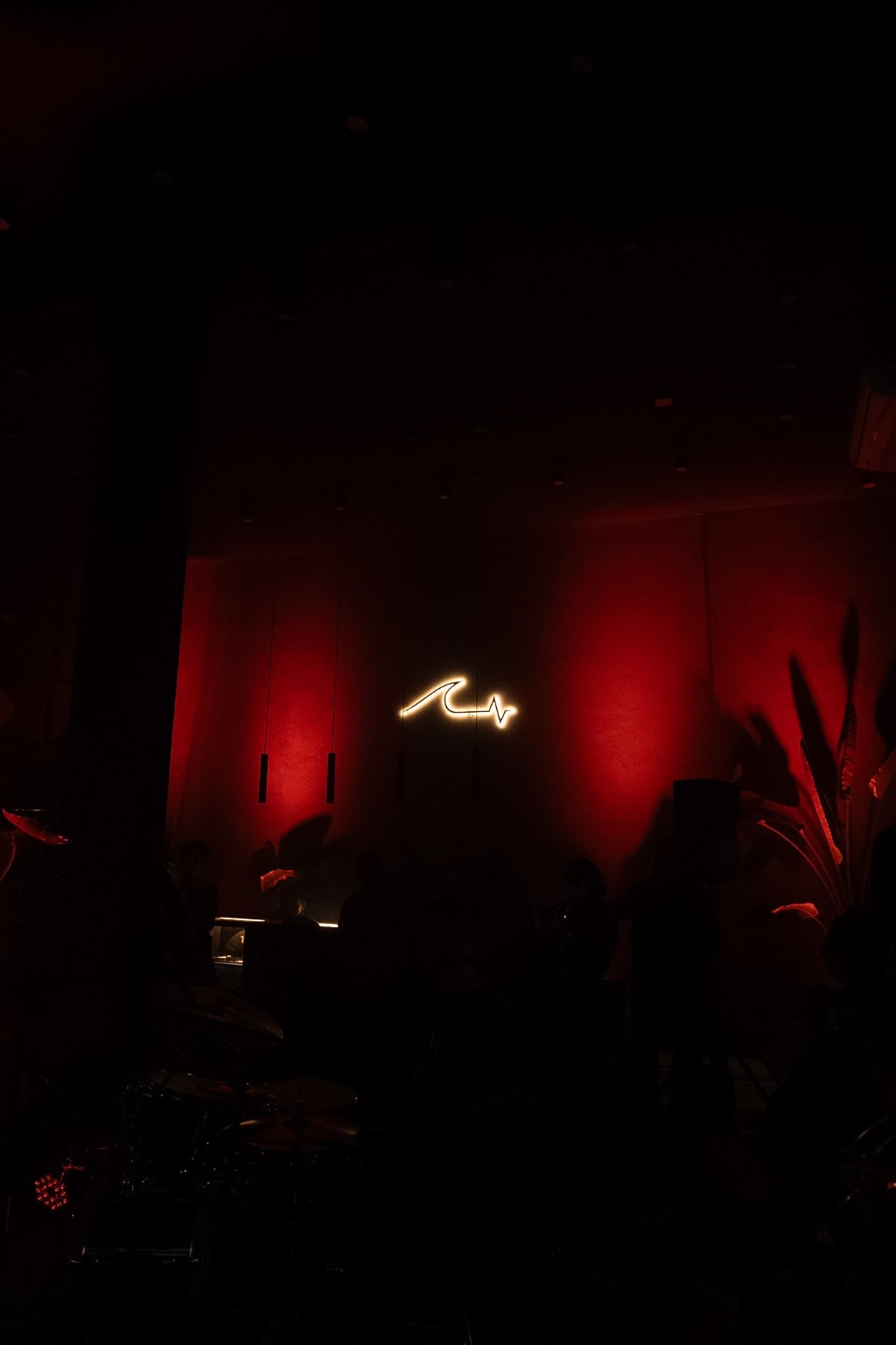El local iluminado en rojo durante el show