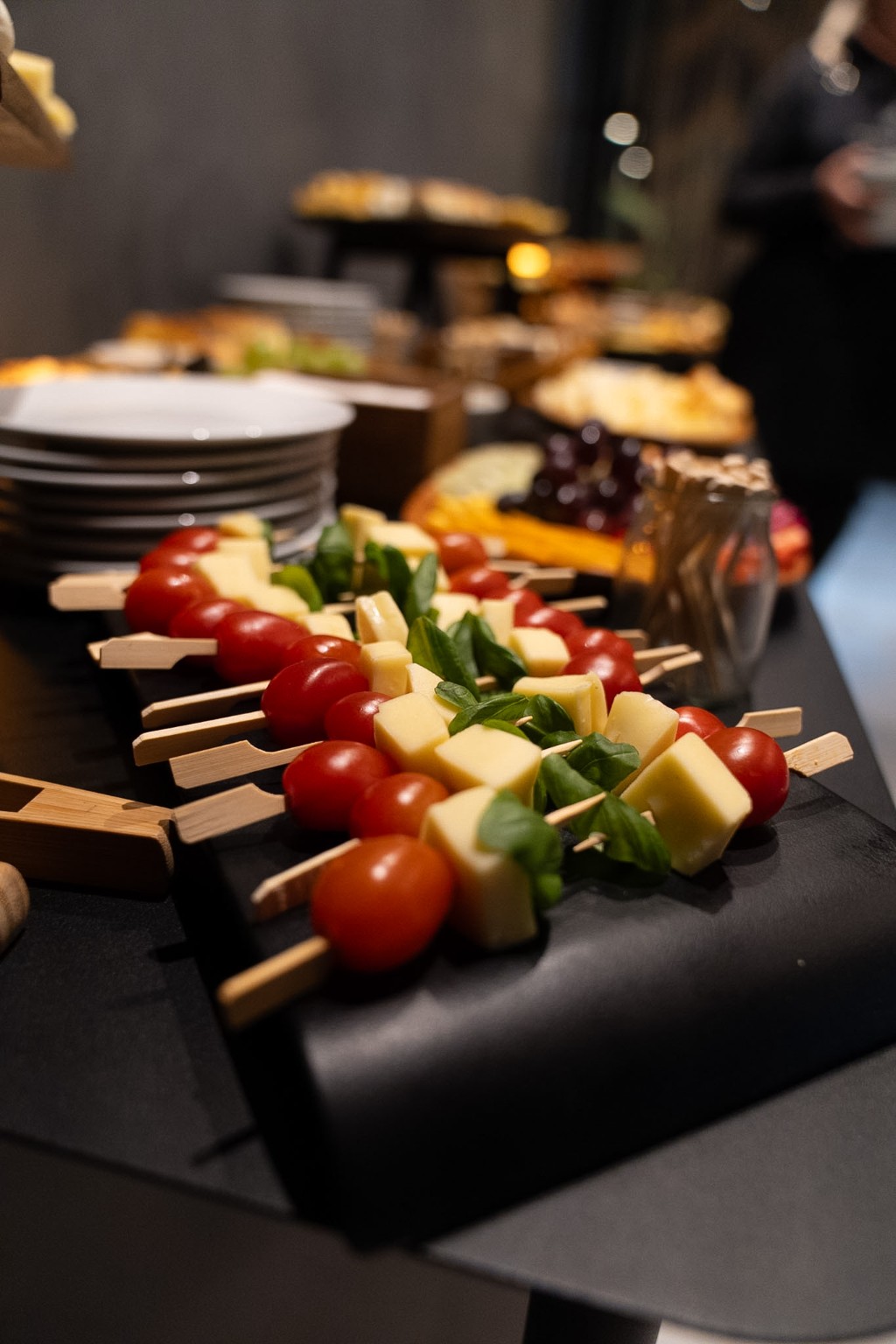 Brochetas de tomate, queso y albahaca