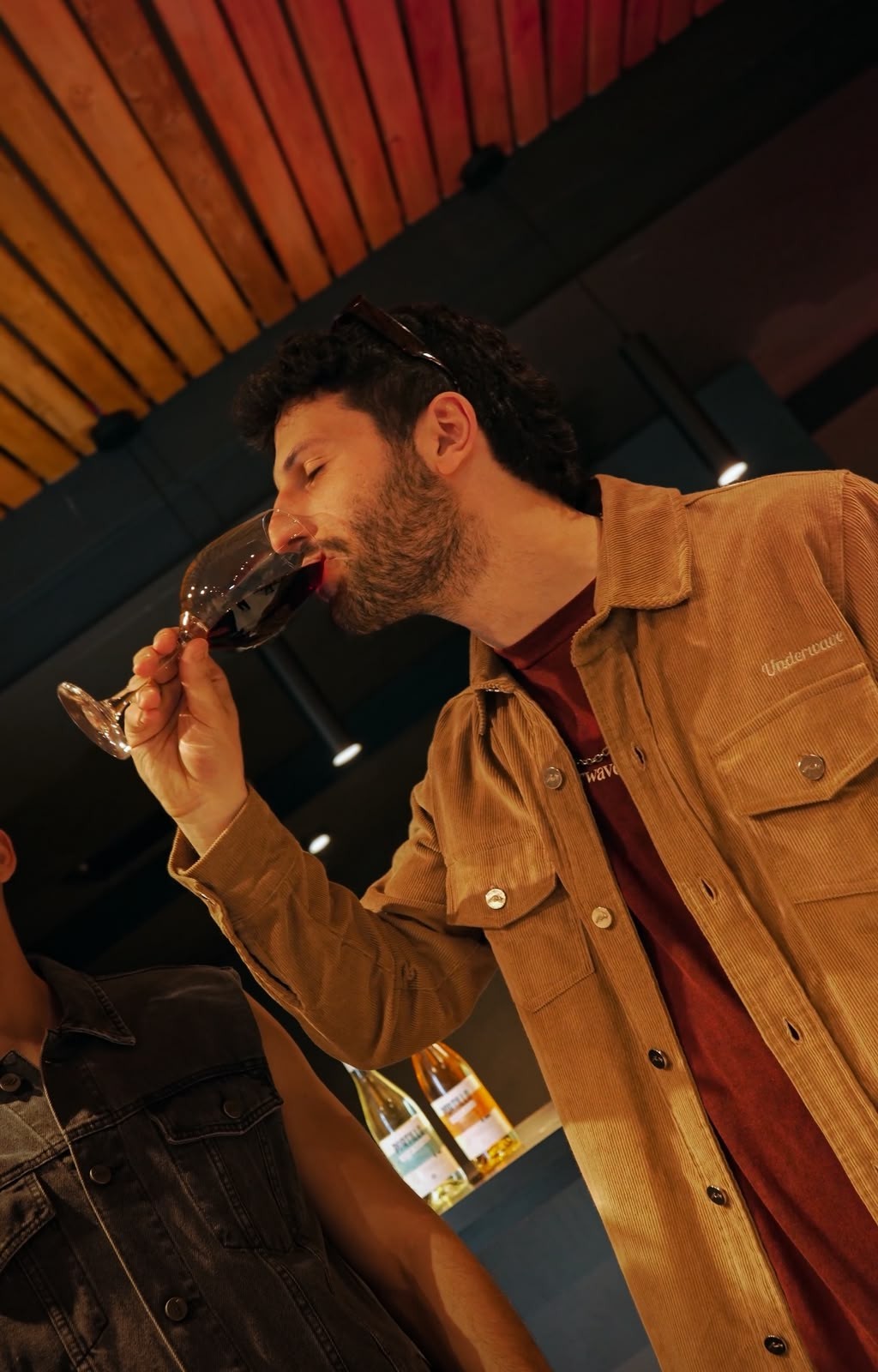 Copa de tinto en la mano