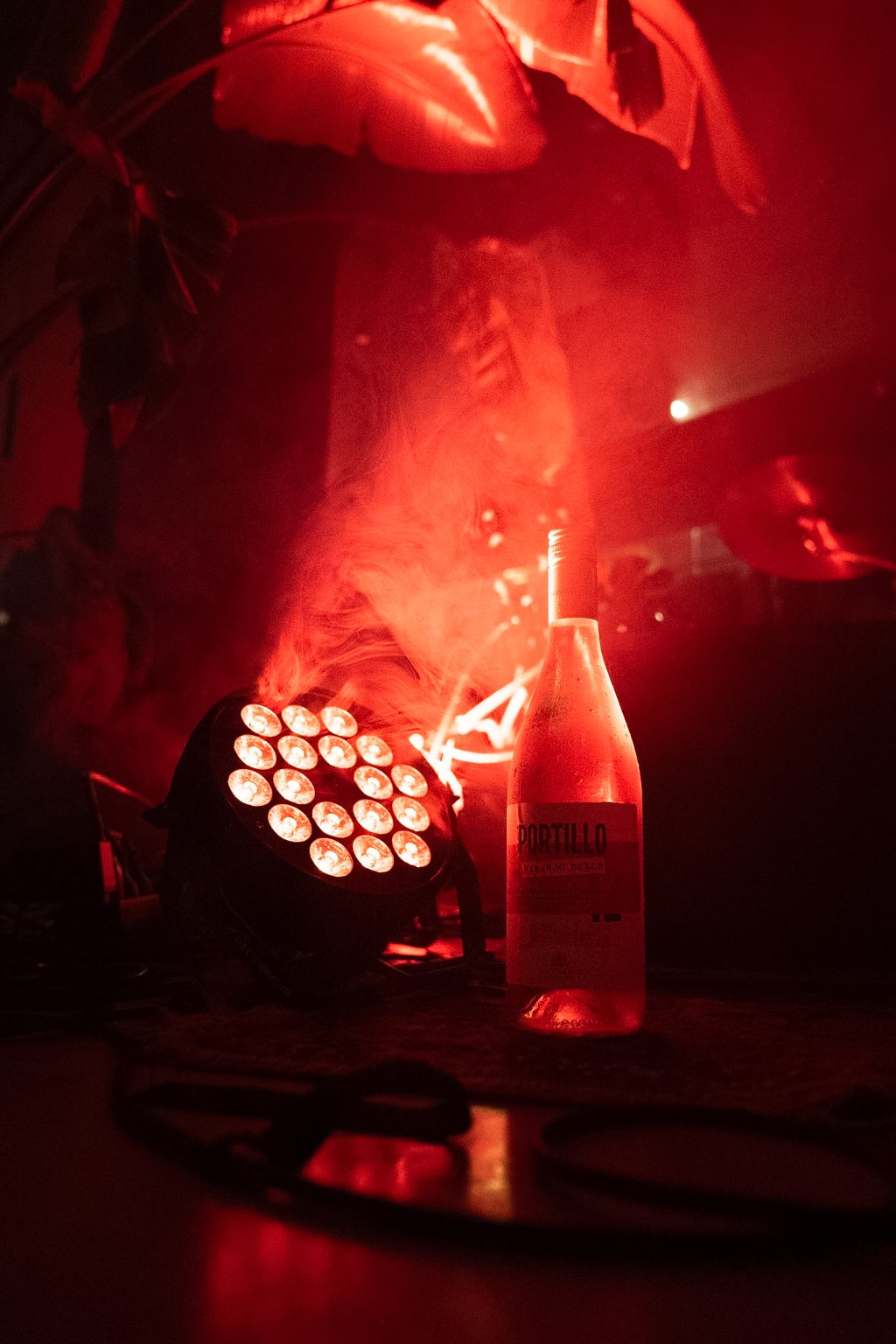 Una botella de Portillo junto a las luces del escenario