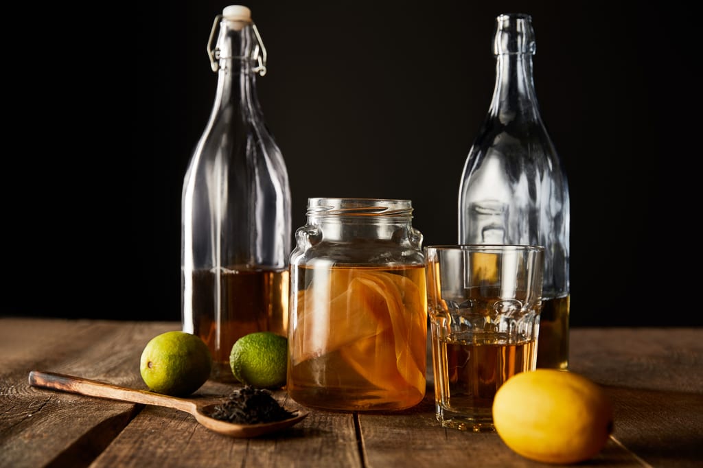 dois potes de kombucha sobre a mesa.