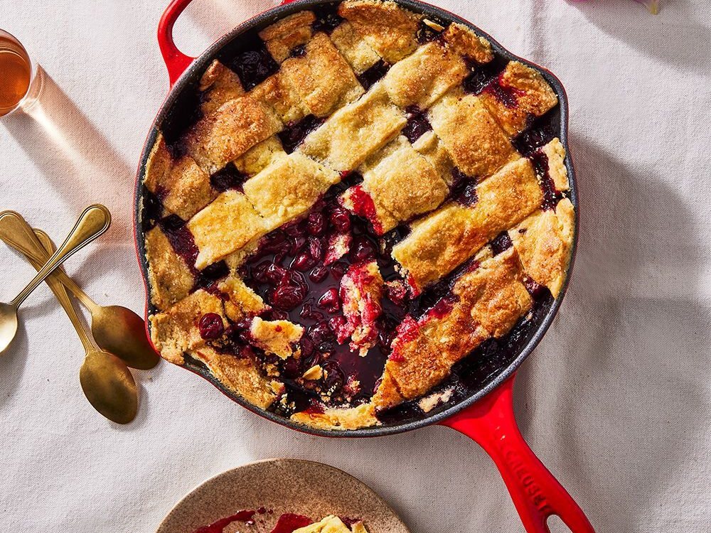 Skillet Le Creuset vermelha com torta de frutas vermelhas
