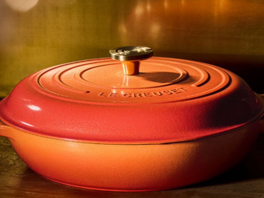 Caçarola Buffet Le Creuset na cor Flamme Dorée com pegador dourado