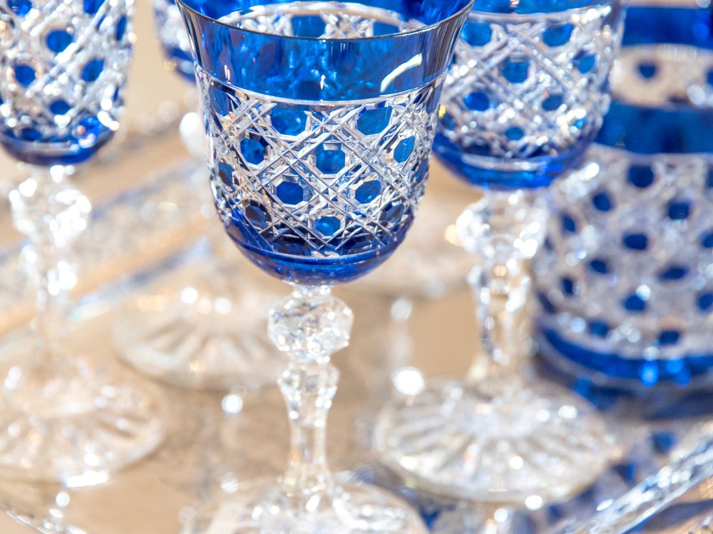 Taças Lodz Wice em cristal azul lapidado sobre uma bandeja espelhada