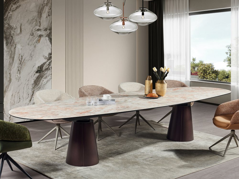 Mesa de jantar oval Valenza com tampo cerâmico numa sala com pendentes de vidro