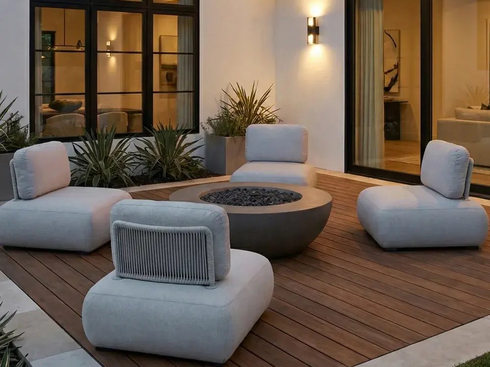 Poltronas COUTURE Jardin em alumínio e corda num deck ao entardecer