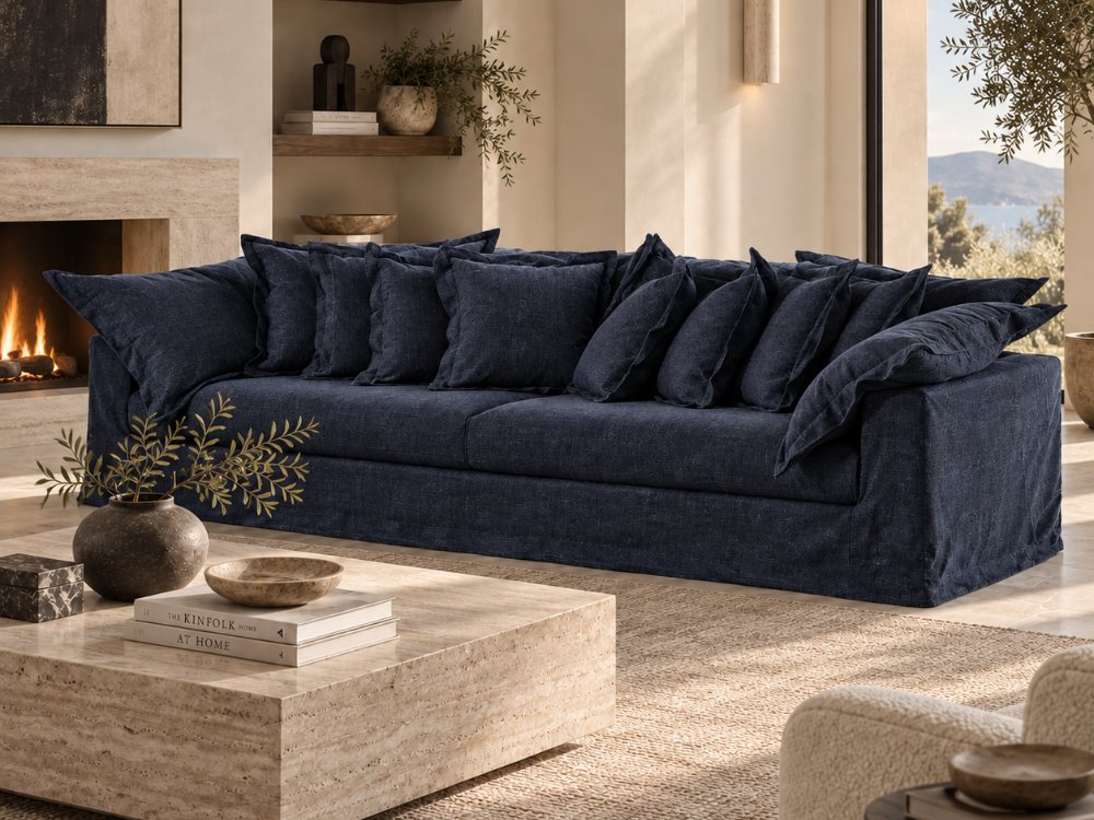 Sofá Calvin em tecido azul noite numa sala com lareira