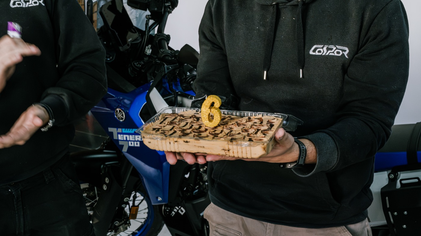Torta de los 6 años de Cospor junto a una moto