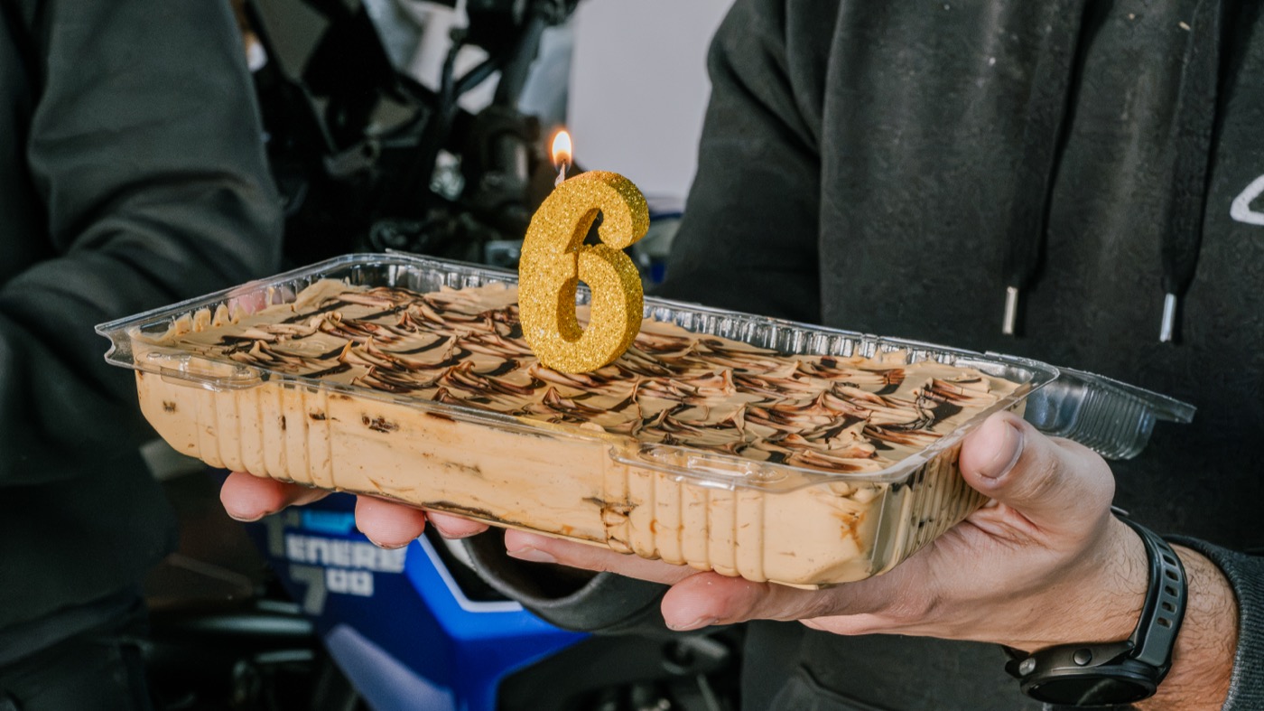 Torta con la vela de 6 años de Cospor