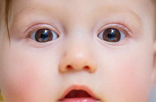 Bebê de olhos castanhos