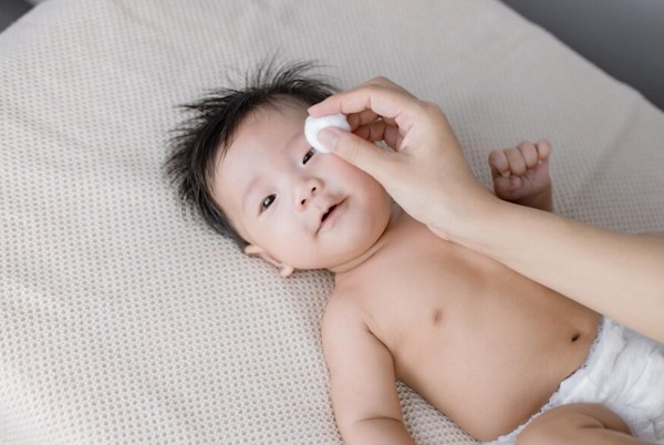 Mamãe limpando os olhos do bebê