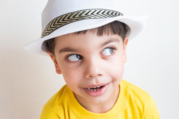 criança de olhos claros de chapéu