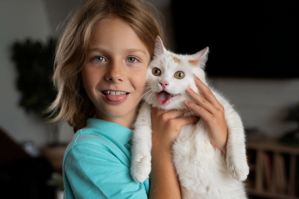 criança e gatinho felizes