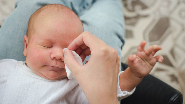 Como limpar os olhos do bebê