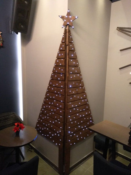 Arvore de natal criativa com a quina da parede