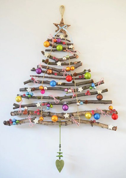 Árvore de Natal com gravetos na parede