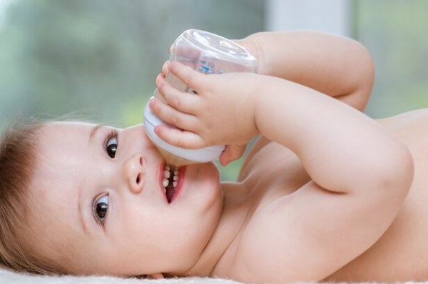 Bebê tomando água