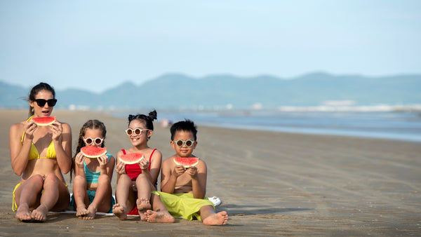 crianças na praia
