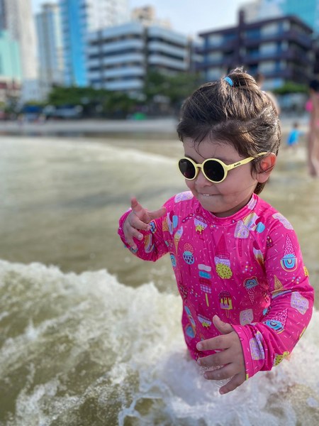 menina na praia de sunkids