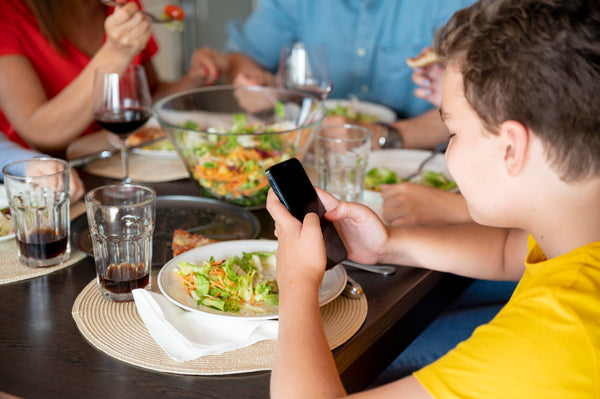alimentação infantil com celular