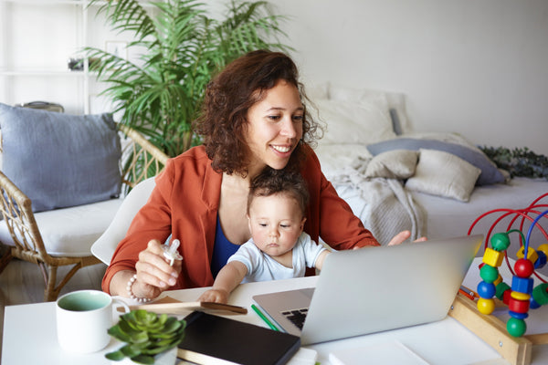 Mãe em home office